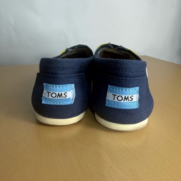 TOMS Hand-Painted Canvas Slip-Ons – One of a Kind Jungle Parrot Design – Signed - Picture 6 of 8
